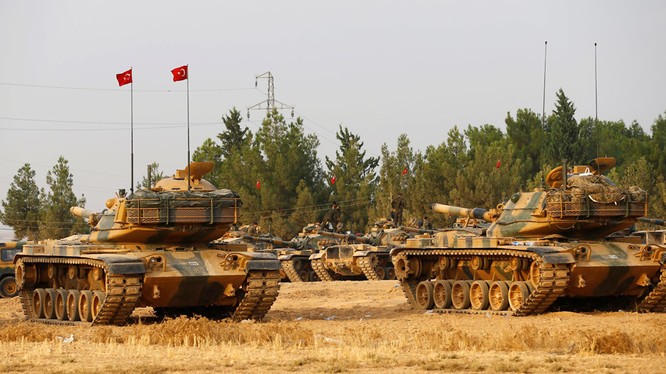 Xe tăng của quân đội Thổ Nhĩ Kỳ. Ankara không chỉ hậu thuẫn một vài nhóm phiến quân mà còn đổ quân trực tiếp tham chiến tại Syria