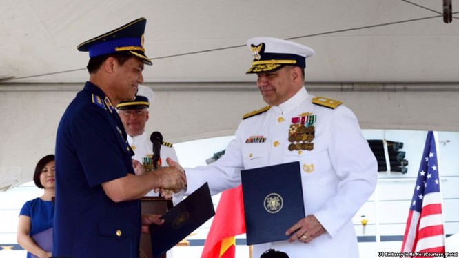 Chuẩn đô đốc Tuần duyên Mỹ Michael J. Haycock (phải) bắt tay với Trung tướng Nguyễn Quang Đạm, Tư lệnh Cảnh sát biển Việt Nam, trong buổi lễ bàn giao tàu ngày 25/5 tại Hawaii
