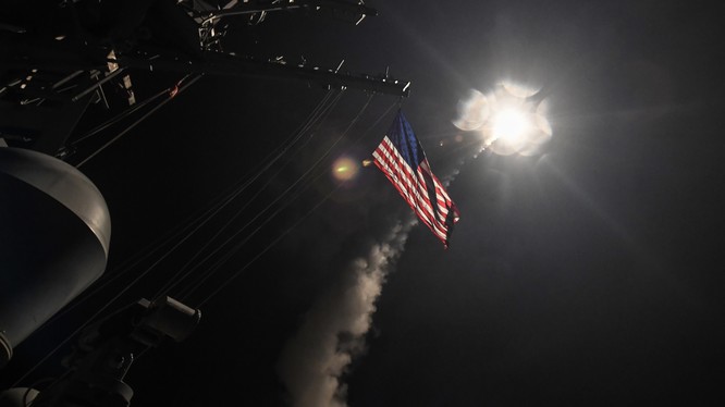 Khu trục hạm Mỹ phóng tên lửa Tomahawk hôm 7/4 tấn công căn cứ không quân Syria