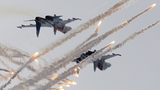 Chiến đấu cơ Nga trình diễn kỹ năng bay siêu đẳng