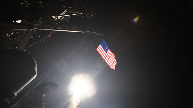 Khu trục hạm Mỹ phóng tên lửa tomahawk tấn công căn cứ không quân Syria hồi đầu tháng 4/2017