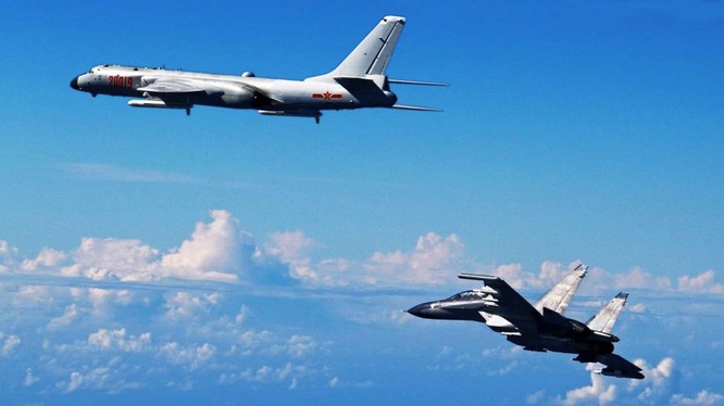 Chiến đấu cơ Su-30 Trung Quốc hộ tống máy bay ném bom trong một cuộc diễn tập ngoài Thái Bình Dương