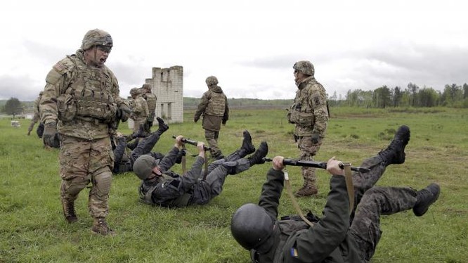 Cố vấn quân sự Mỹ huấn luyện binh sĩ Ukraine