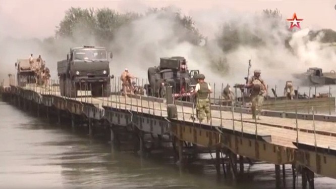 Quân đội Nga bắc cầu dã chiến vượt qua sông Euphrates tấn công IS