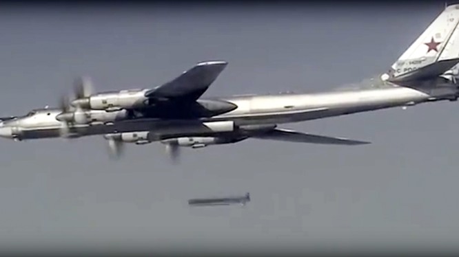 Máy bay ném bom chiến lược Tu-95 phóng tên lửa Kh-101 tiêu diệt phiến quân Syria