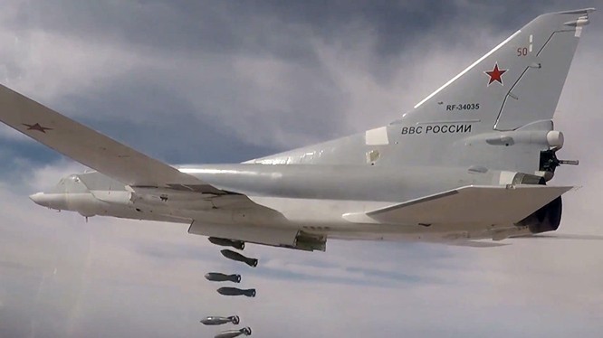 Máy bay ném bom chiến lược Tu-22M3 của Nga dội bom diệt mục tiêu khủng bố tại Syria