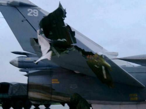 Máy bay cường kích Su-24 Nga bị đạn cối phiến quân xé rách phần cánh đuôi