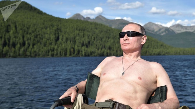 Tổng thống Putin trong một chuyến dã ngoại, nghỉ ngơi trong rừng Taiga