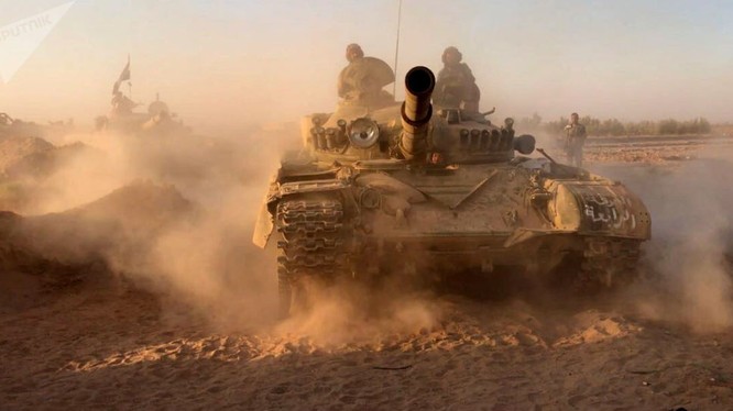 Xe tăng của quân đội Syria trên đường tấn công