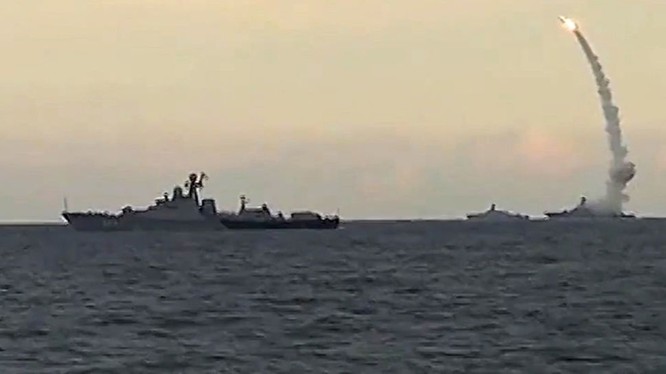 Chiến hạm Nga phóng tên lửa hành trình tầm xa Kalibr tấn công mục tiêu khủng bố tại Syria