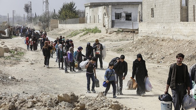 Dân thường Syria sơ tán ra khỏi Đông Ghouta theo hành lang nhân đạo do Nga và chính quyền Syria thiết lập