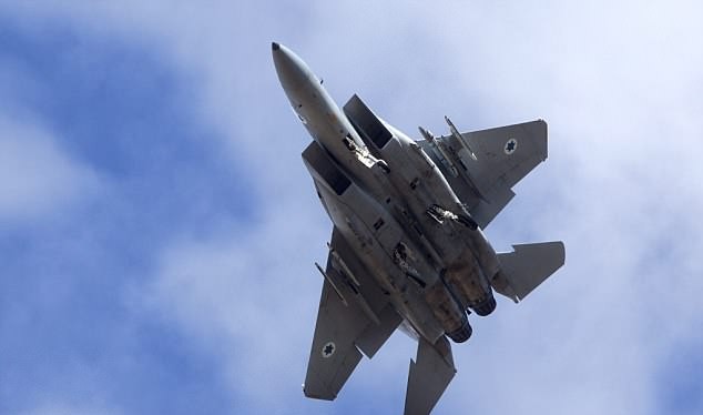Hai chiến đấu cơ F-15 của Israel được cho là đã phát động đợt tấn công tên lửa vào căn cứ không quân Syria