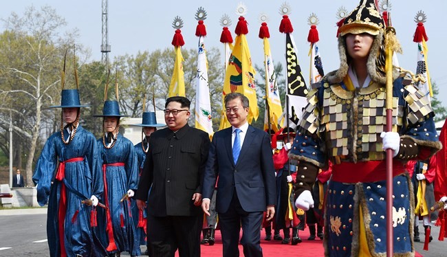Chủ tịch Triều Tiên Kim Jong Un và Tổng thống Hàn Quốc Moon Jae-in trong sự kiện lịch sử hôm 27/4