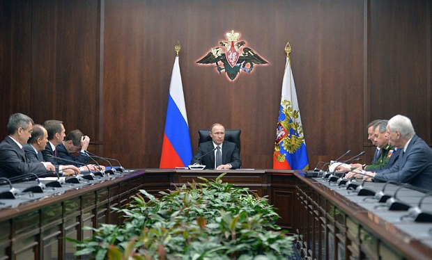Tổng thống Nga Vladimir Putin họp với các tướng lĩnh quân đội