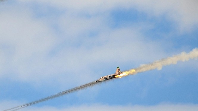 Cường kích Su-24 Nga khai hỏa diệt mục tiêu trên chiến trường Syria
