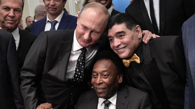 Ông Putin cùng hai huyền thoại bóng đá thế giới Pele và Maradona