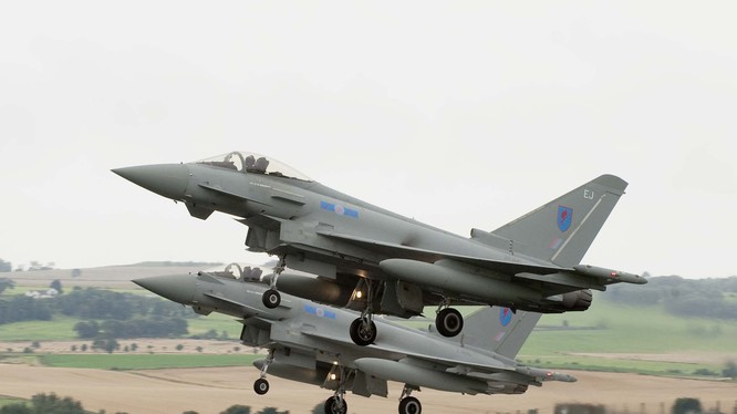 Chiến đấu cơ Typhoon của không quân hoàng gia Anh