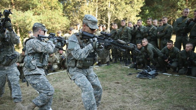 Cố vấn Mỹ huấn luyện binh sĩ Ukraine