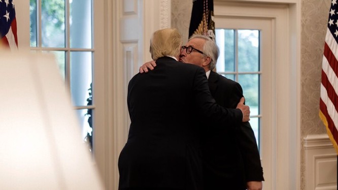 Chủ tịch Ủy ban châu Âu Jean-Claude Juncker ôm hôn nồng thắm Donald Trump như chưa từng có việc đấu khẩu và căng thẳng