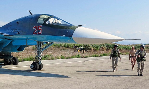 Phi công Nga kiểm tra chiến đấu cơ Su-34 trước giờ xuất kích tại chiến trường Syria