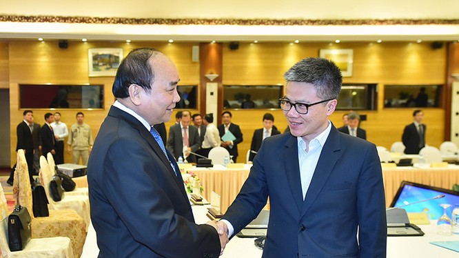 Thủ tướng Nguyễn Xuân Phúc và Giáo sư Ngô Bảo Châu tại hội nghị bàn tròn ngày 13/12. Ảnh: Quang Hiếu