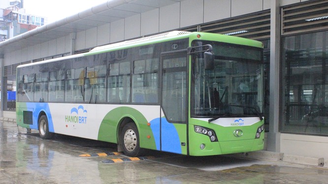 Xe buýt BRT 01 tại bến Kim Mã - (Ảnh Quang Vững)