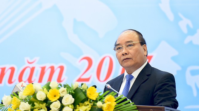 Thủ tướng Nguyễn Xuân Phúc dự và phát biểu tại Hội nghị trực tuyến tổng kết công tác năm 2016 và triển khai nhiệm vụ năm 2017 ngành công thương. 