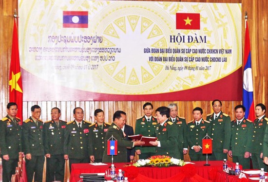  Đại tướng Ngô Xuân Lịch, Bộ trưởng Bộ Quốc phòng Việt Nam và Thượng tướng Chansamone Channhalat, Bộ trưởng Bộ Quốc phòng Lào ký Kế hoạch hợp tác năm 2017.