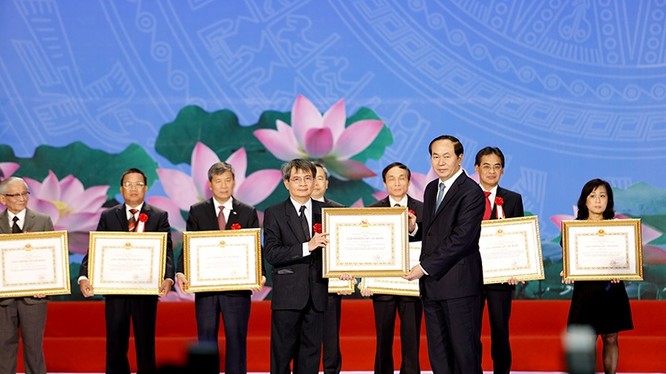 Chủ tịch Nước trao giải thưởng cho cá nhân đoạt giải