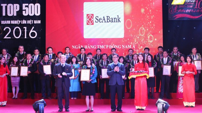 Lãnh đạo SEA Bank lên nhận chứng nhận