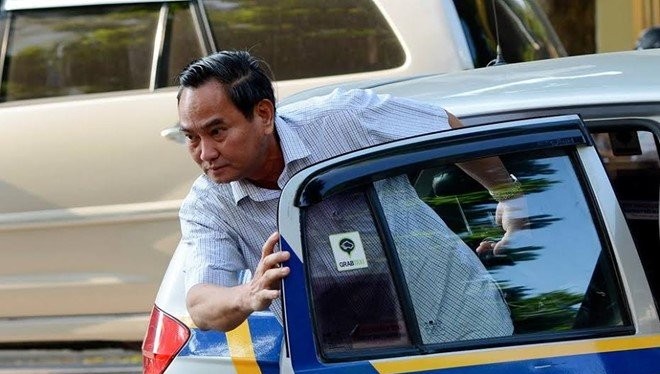 Thứ trưởng Nguyễn Hữu Chí bước xuống từ taxi.
