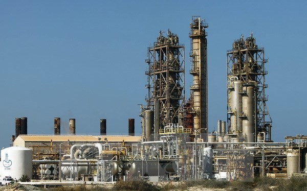 Một nhà máy lọc dầu ở al-Buraqah, phía bắc Libya ngày 12/1. (Nguồn: AFP/TTXVN)