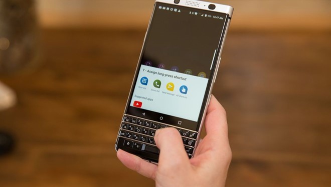 KeyOne là một trong ba smartphone BlackBerry ra mắt trong năm nay. Ảnh: CNET.