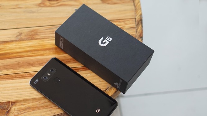 Trong ngày đầu tiên bán ra trên thị trường quốc tế, LG G6 xách tay đã được đưa về Việt Nam. 3 chiếc LG G6 về Việt Nam là bản Hàn Quốc, có giá bán là 16,69 triệu đồng (tham khảo tại cửa hàng Huca Mobile).