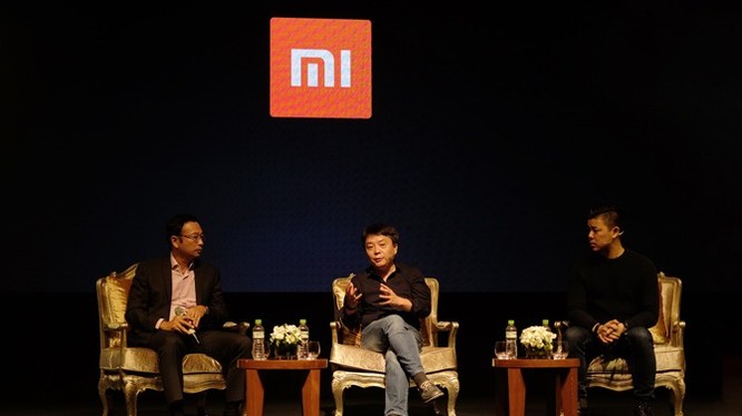 Ông Wang Xiang (ở giữa), Phó chủ tịch cấp cao của Xiaomi trả lời báo chí tại buổi ra mắt