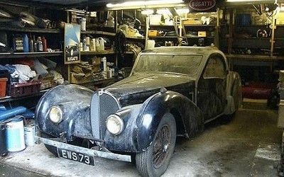 Bugatti Type 57S đời 1937 số 57502 nằm trong nhà để xe. Hình ảnh chưa từng được công bố trước đây. Ảnh:Bonhams.