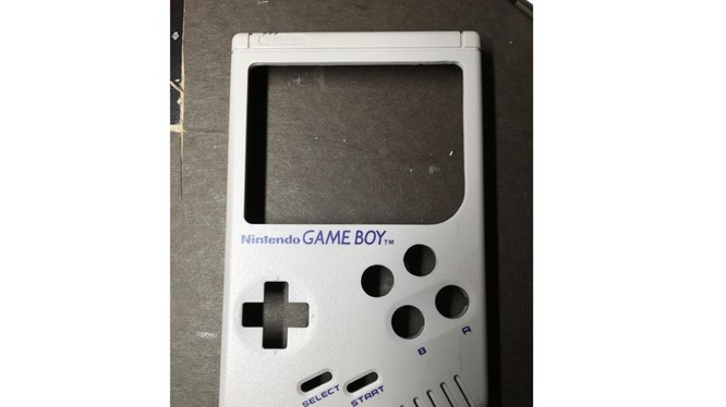 Bản Game Boy gốc chỉbaogồm các nút điều hướng, Select, Start, A và B, nhưng thành viên mang tên Wermyđã khoan thêm lỗ cho hai nút X và Y giống game pad NES.