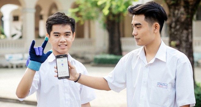 2 nam sinh 10X Sài Gòn sáng tạo "Găng tay chuyển ngữ" giúp người câm điếc có thể nói chuyện bằng lời