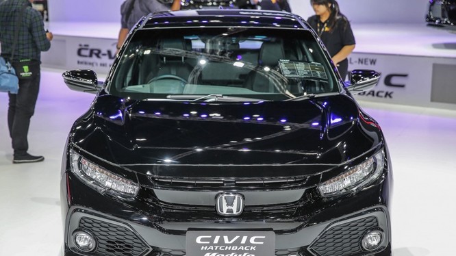 Gian hàng của Honda tại triển lãm Bangkok International Motor Show 2017 nổi bật không chỉ với mẫu Honda CR-V mới mà còn có sự hiện diện của chiếc Civic Hatchback được gắn bodykit Modulo.