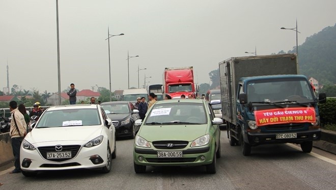 Người dân đưa ô tô chặn cầu Bến Thủy phản đối việc thu phí