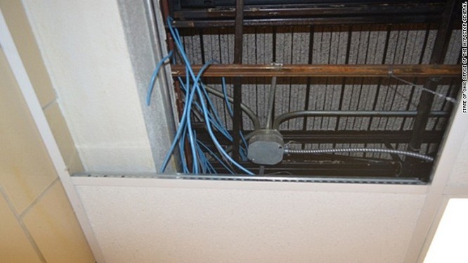 Khu vực trần phòng giam bị hai tù nhân lợi dụng để lắp trộm máy tính.