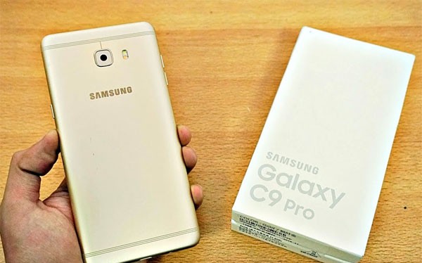 Galaxy C9 Pro là đối trọng của Oppo F3 Plus vừa trình làng tại Việt Nam.