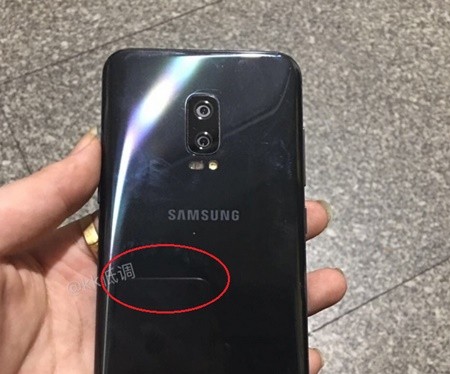 Bức ảnh bị rò rỉ cho thấy mặt sau một chiếc điện thoại của Samsung