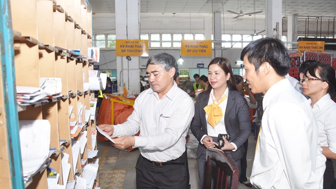Thứ trưởng Nguyễn Minh Hồng khảo sát tình hình hoạt động sản xuất tại Trung tâm Khai thác Vận chuyển thuộc Bưu điện TP. Hồ Chí Minh - (ảnh: Bộ TT&TT)