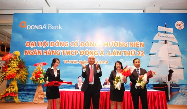 Bà Nguyễn Thị Kim Xuyến (cầm hoa) trong buổi lễ trúng cử vị trí thành viên Hội đồng Quản trị Ngân hàng Đông Á