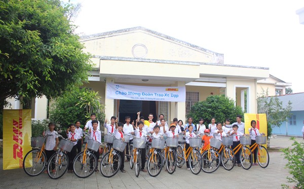 DHL trao tặng xe đạp cho trẻ em.