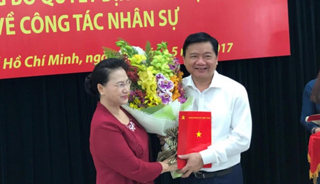 Chủ tịch Quốc hội Nguyễn Thị Kim Ngân đã trao quyết định cho ông Đinh La Thăng. Ảnh: Thanh Niên