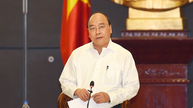 Thủ tướng Nguyễn Xuân Phúc làm việc với lãnh đạo các bộ, ngành xử lý các kiến nghị của doanh nghiệp.