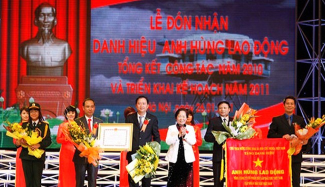 Trịnh Xuân Thanh nhận bằng khen "Anh hùng lao động" 