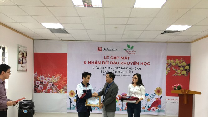 Đại diện SeABank trao học bổng Ươm mầm ước mơ tại Nghệ An